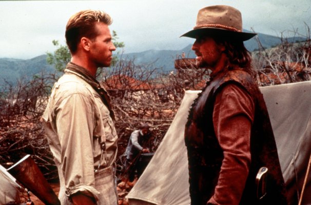 Кадры из Призрак и Тьма (1996)