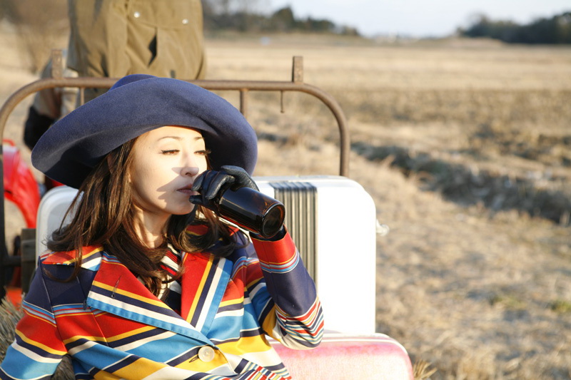 Кадры из Девушки, танцующие хулу (2006)