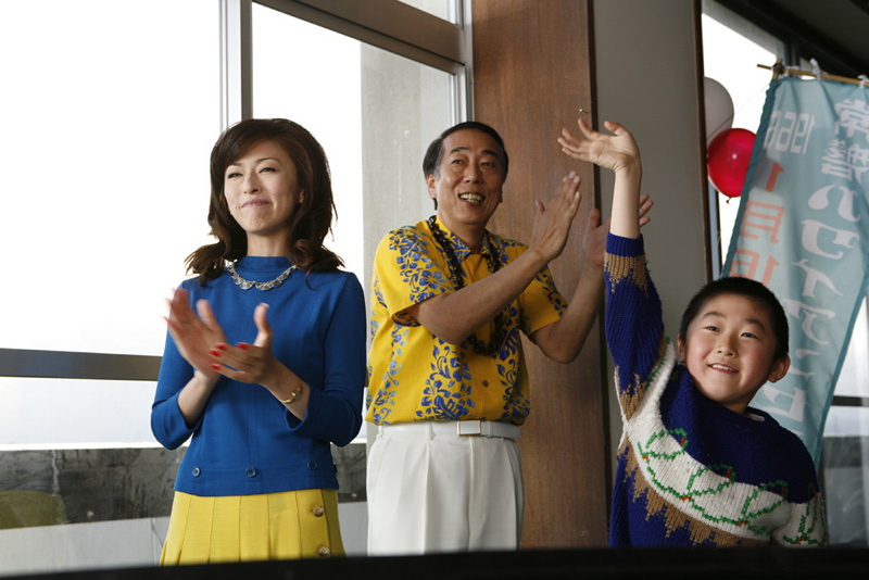 Кадры из Девушки, танцующие хулу (2006)