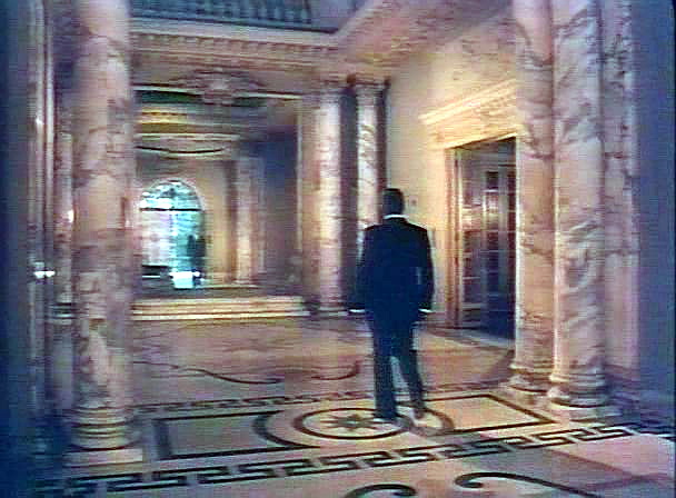 Кадры из Любовь, Странная Любовь (1982)