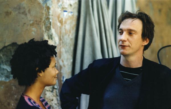 Кадры из Осажденные (1998)