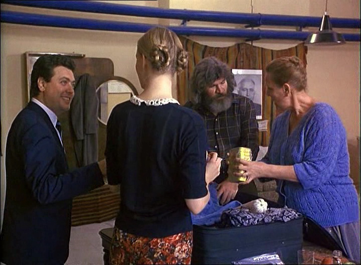 Кадры из Осторожно, перестройка (1990)