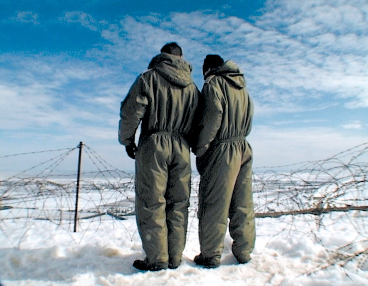 Кадры из Йосси и Джаггер (2002)