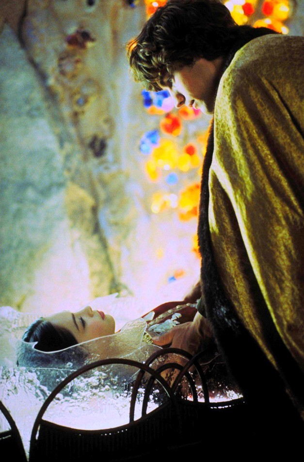 Кадры из Белоснежка (2001)