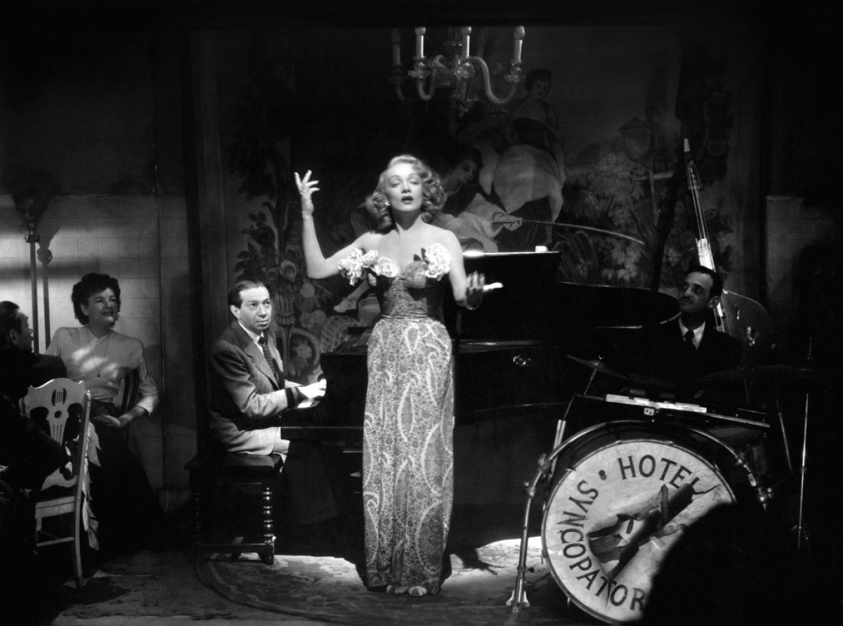 Кадры из Зарубежный роман (1948)