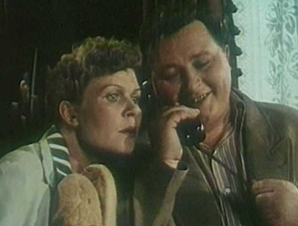 Кадры из Она вас любит (1957)