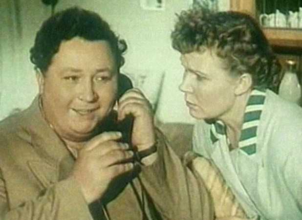 Кадры из Она вас любит (1957)