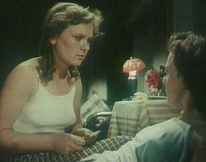 Кадры из Она вас любит (1957)