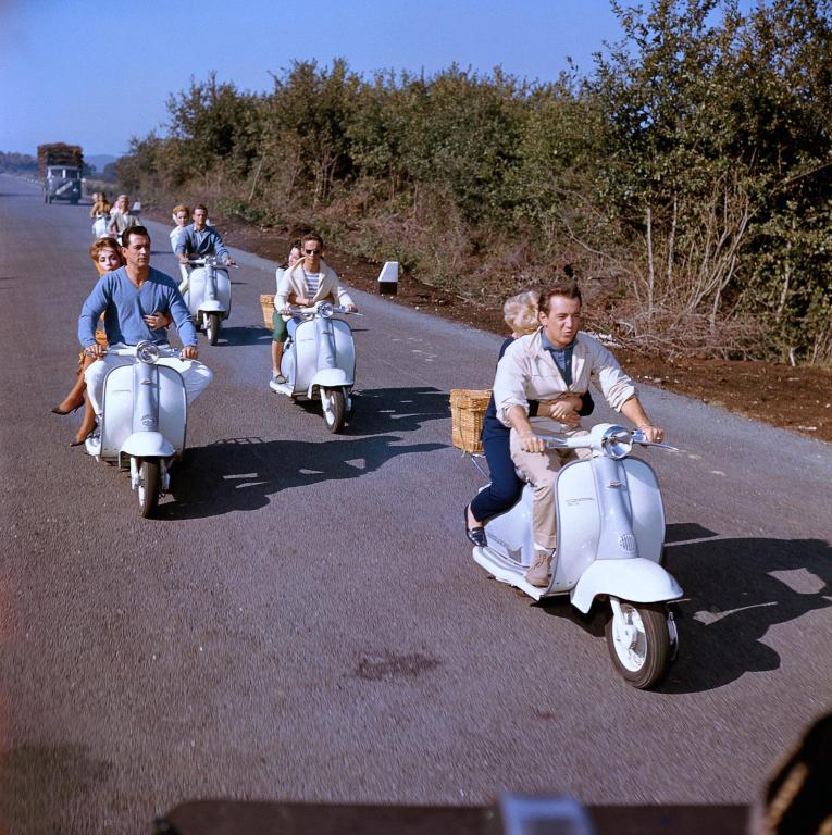 Кадры из Приходи в сентябре (1961)