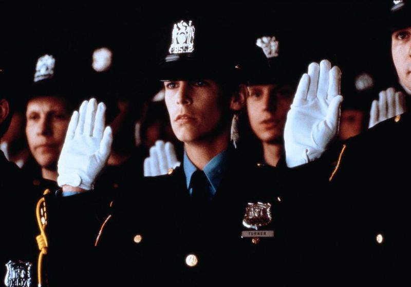 Кадры из Голубая сталь (1990)