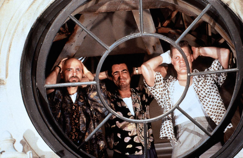 Младенец на прогулке, или Ползком от гангстеров (1994)