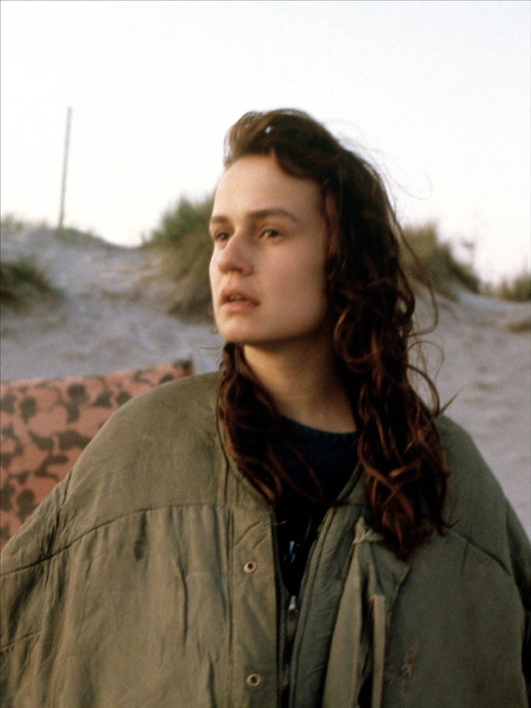 Без крыши, вне закона (1985)