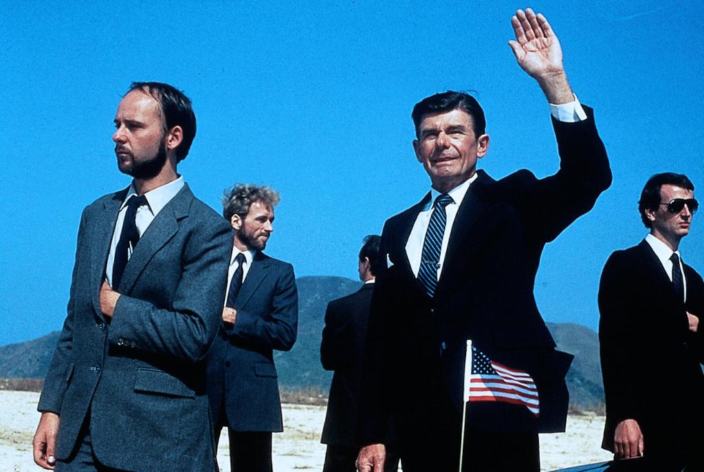 Безумная миссия 3: Наш человек с Бонд-стрит (1984)