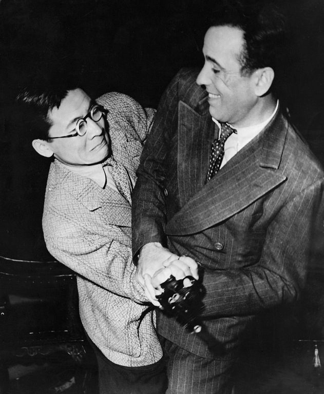 Кадры из Через океан (1942)