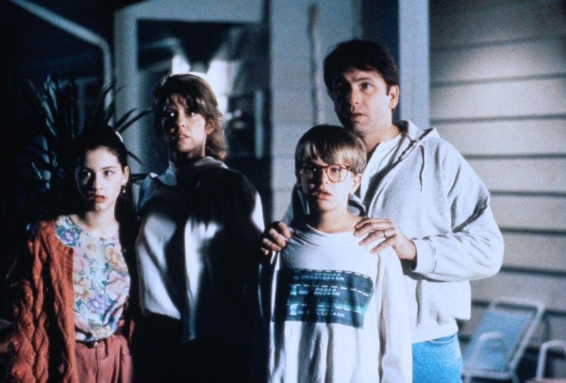 Кадры из Оставайтесь с нами (1992)