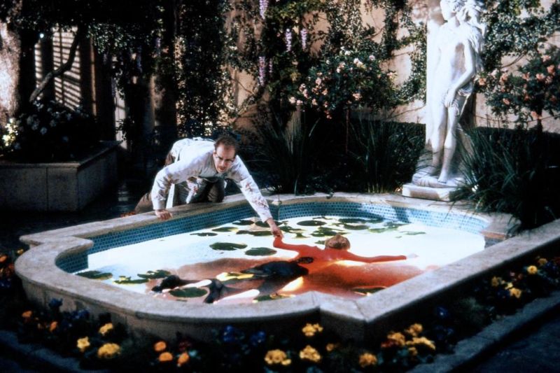 Кадры из Смерть ей к лицу (1992)