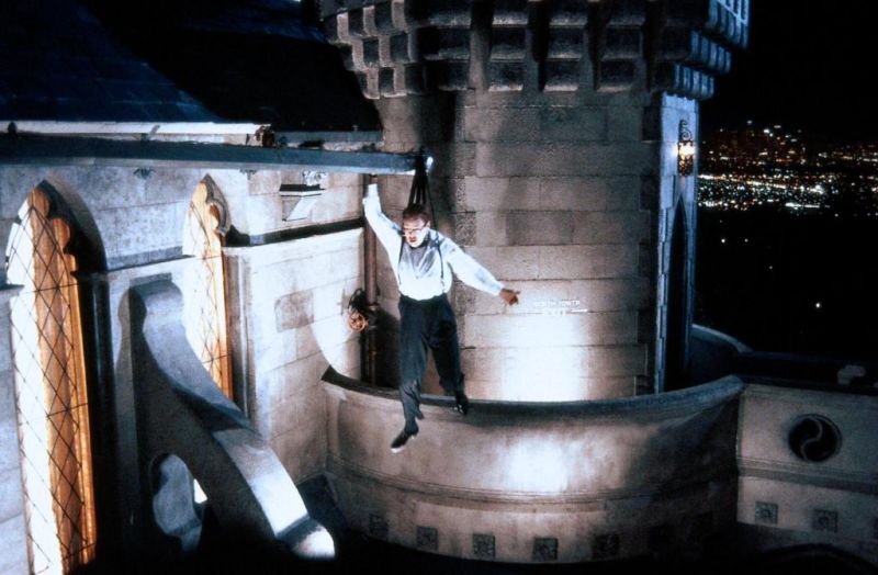 Кадры из Смерть ей к лицу (1992)