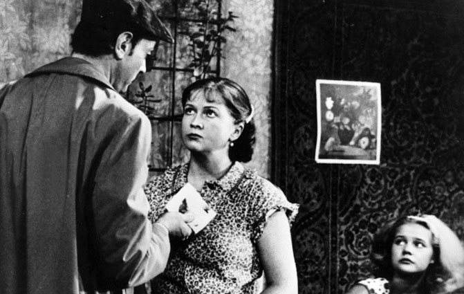 Кадры из Одиноким предоставляется общежитие (1984)