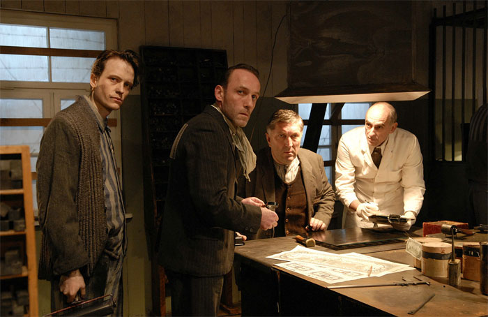 Кадры из Фальшивомонетчики (2007)