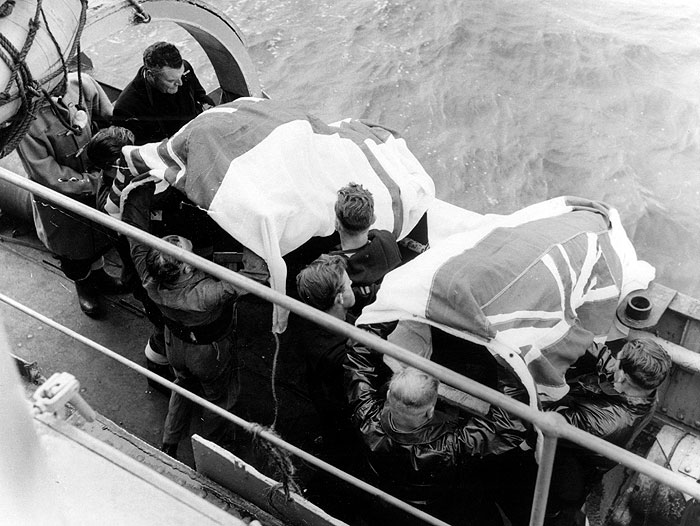 Кадры из Жестокое море (1953)