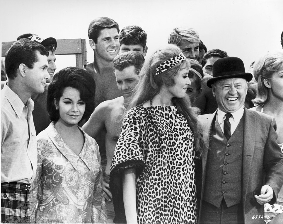 Кадры из Как справиться с диким бикини (1965)