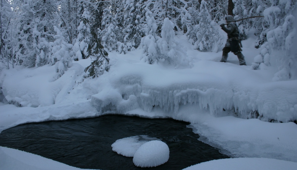 Кадры из Счастливые люди: Год в тайге (2011)