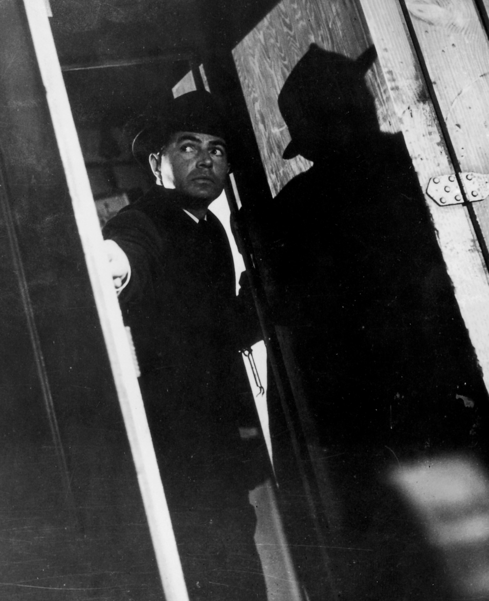 Кадры из Пять пальцев (1952)