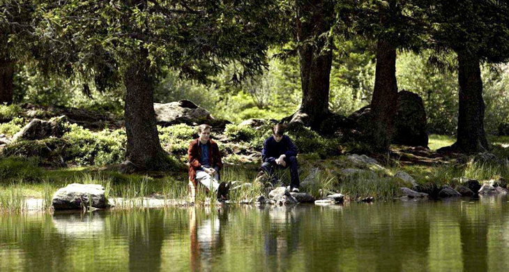 Кадры из Далеко по соседству (2010)