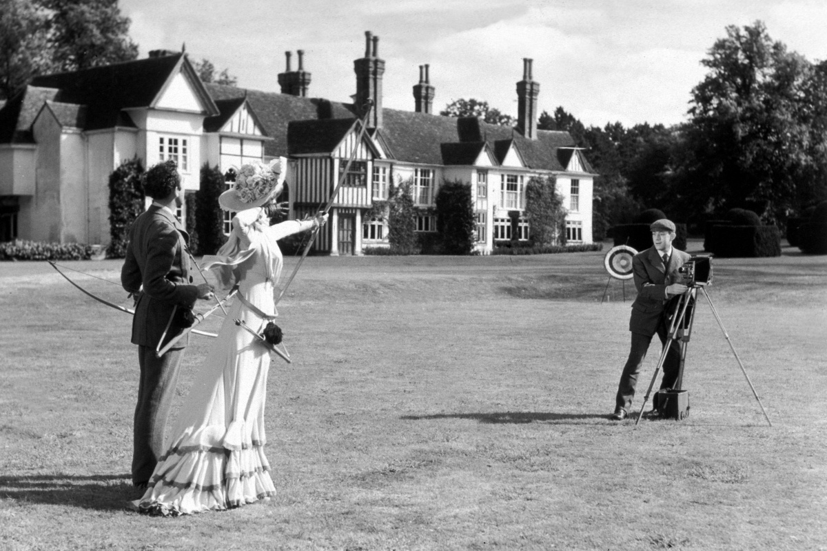 Кадры из Добрые сердца и короны (1949)