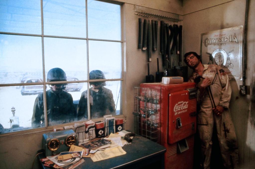 Кадры из Козерог один (1977)