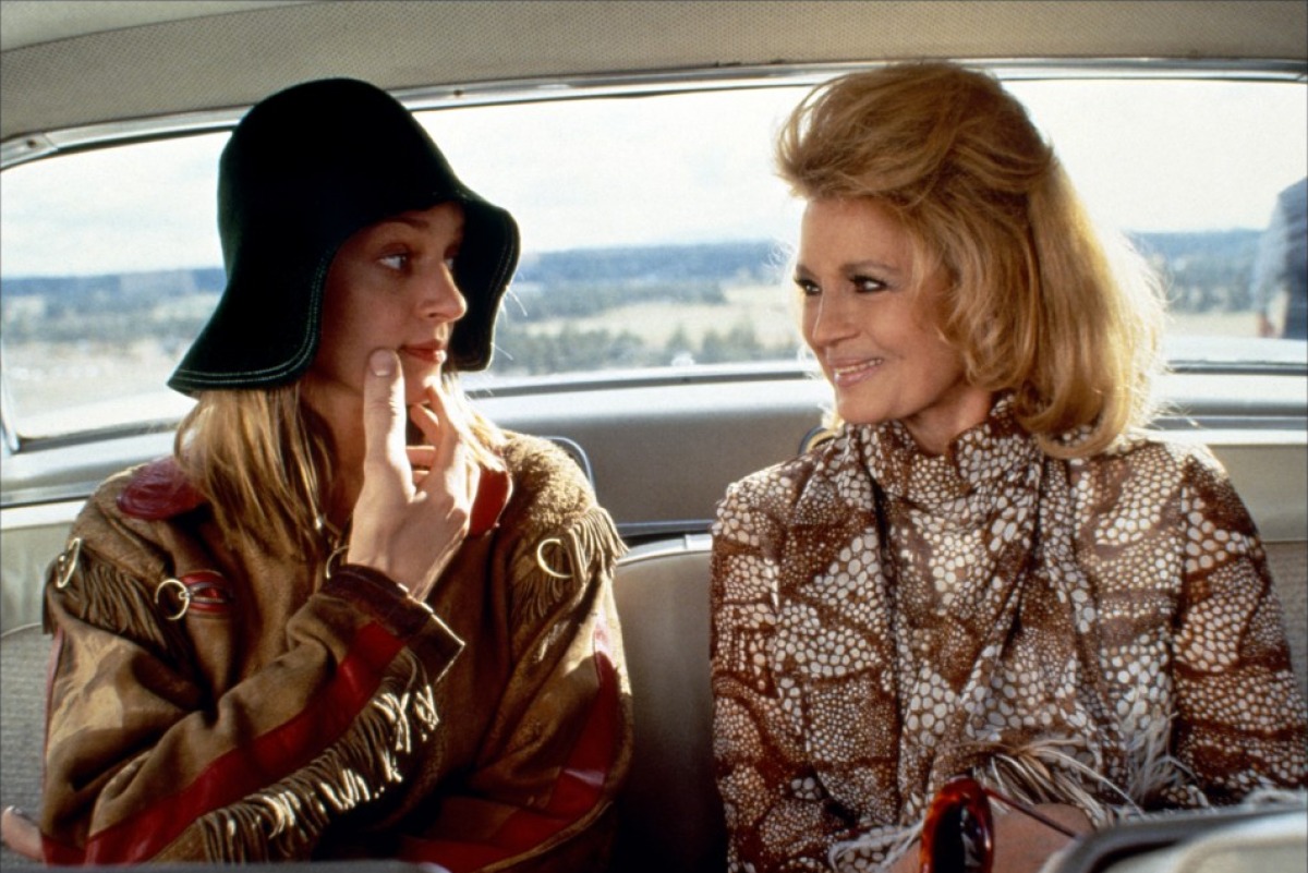 Кадры из Даже девушки-ковбои иногда грустят (1993)