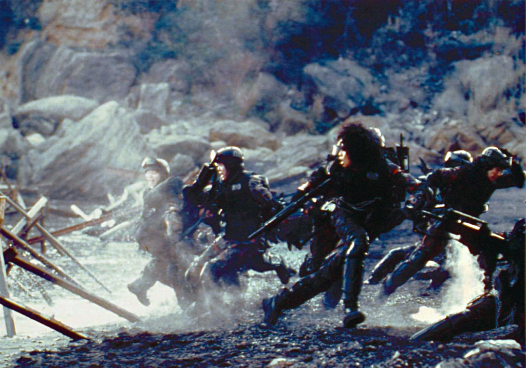 Кадры из Королевская битва 2 (2003)