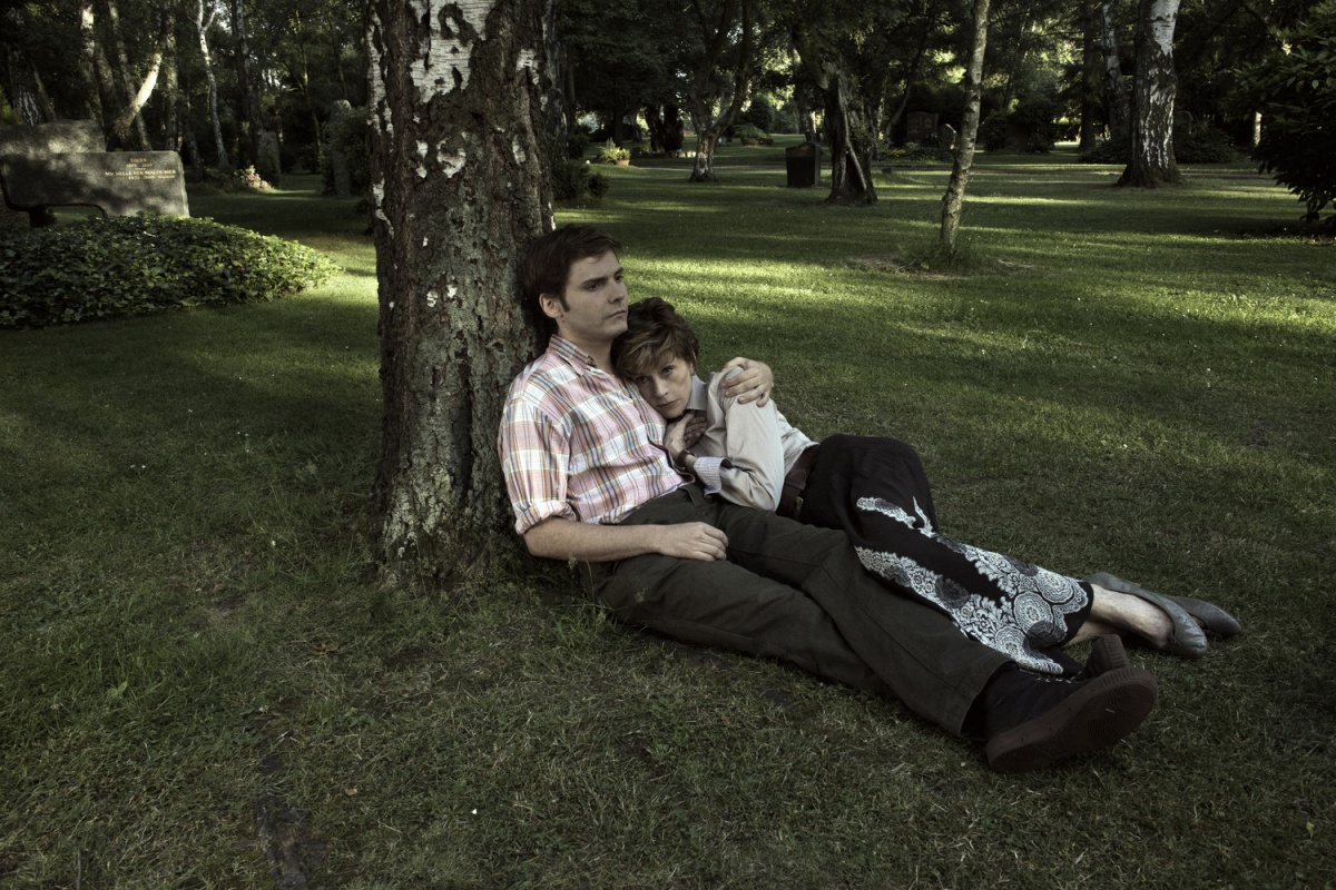 Кадры из А давайте жить все вместе? (2011)