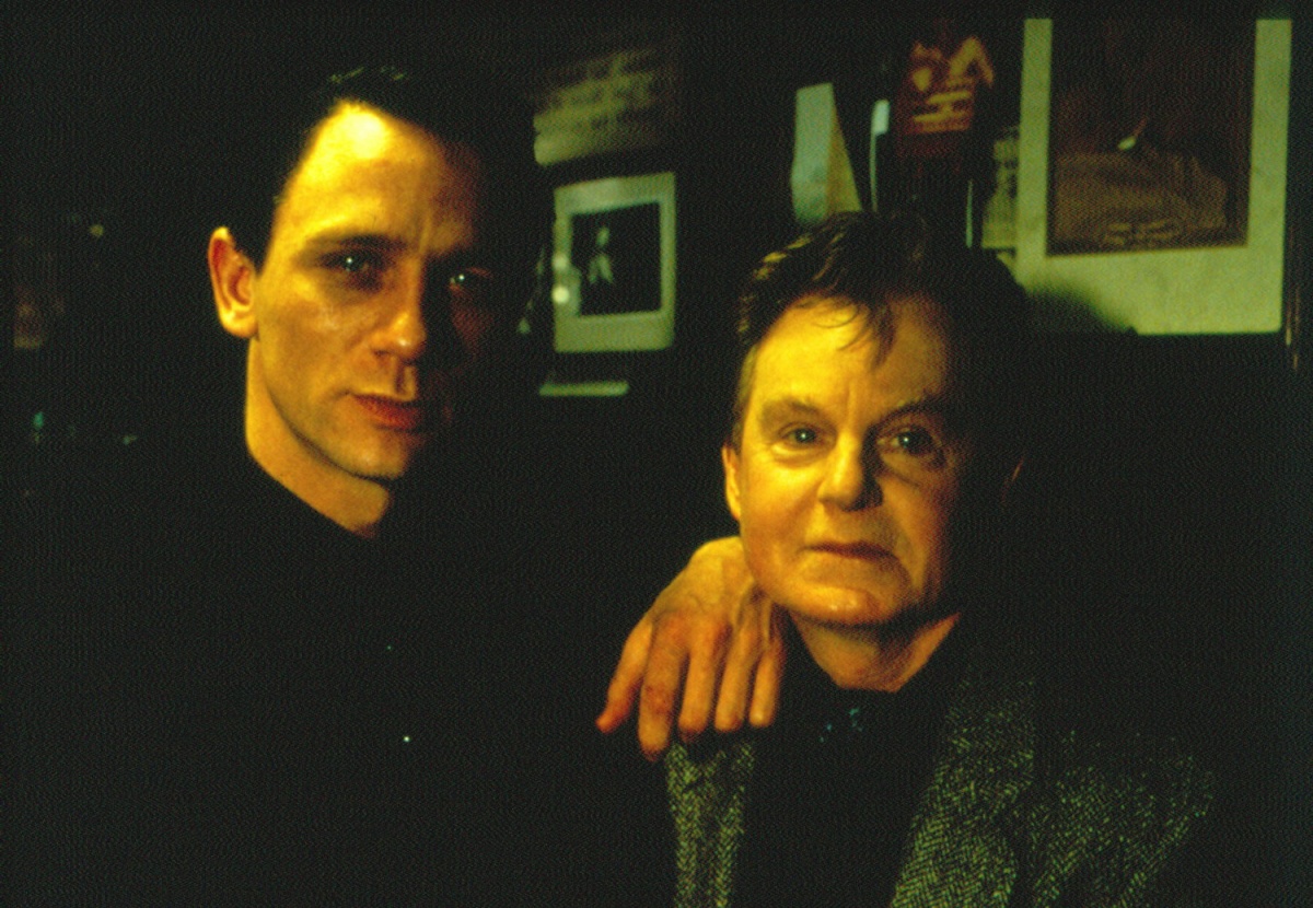 Кадры из Любовь – это дьявол (1998)