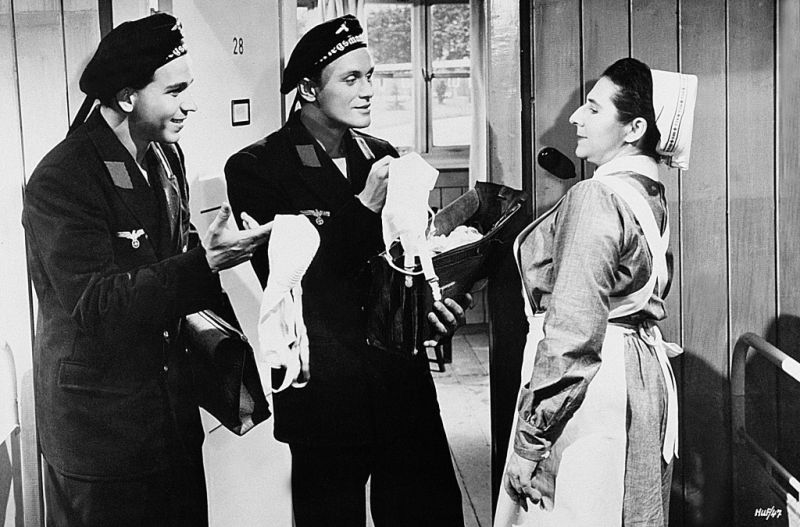 Кадры из Акулы и мелкие рыбешки (1957)