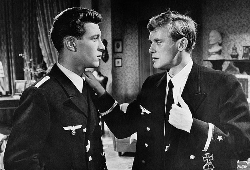 Кадры из Акулы и мелкие рыбешки (1957)