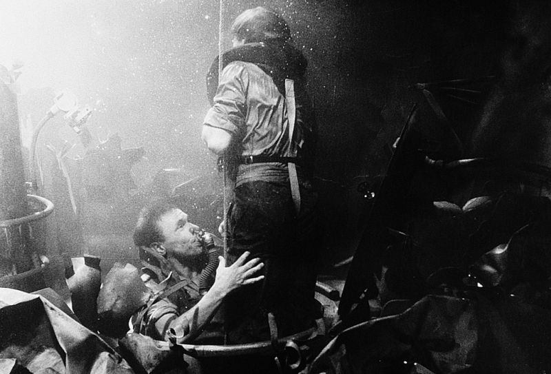 Кадры из Акулы и мелкие рыбешки (1957)