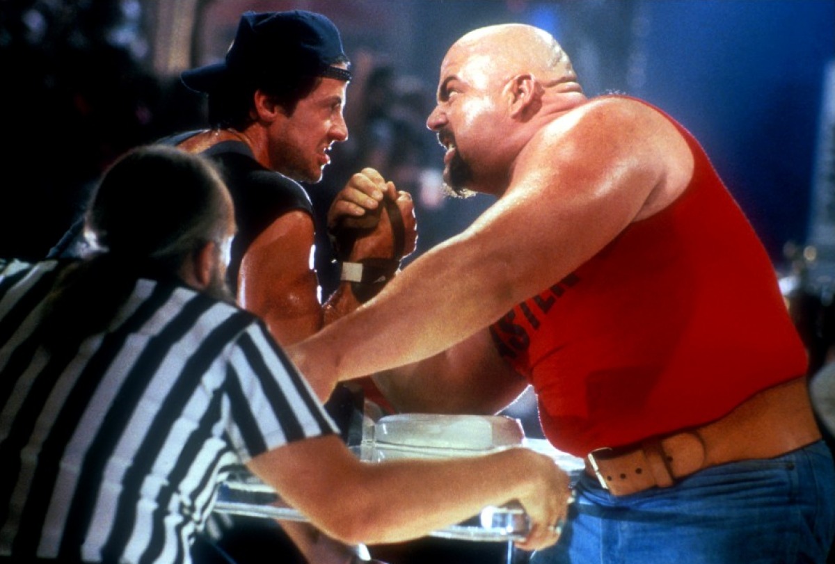 Кадры из Изо всех сил (1987)