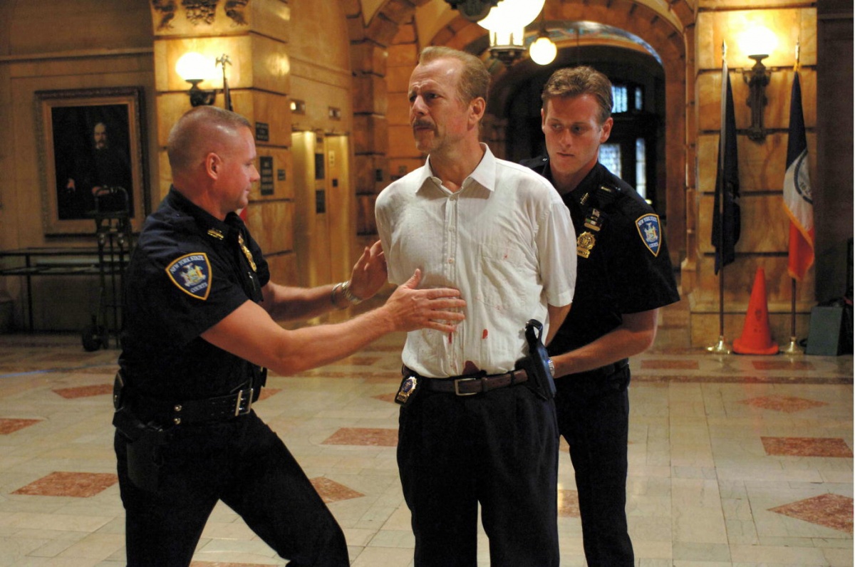 Кадры из 16 кварталов (2006)