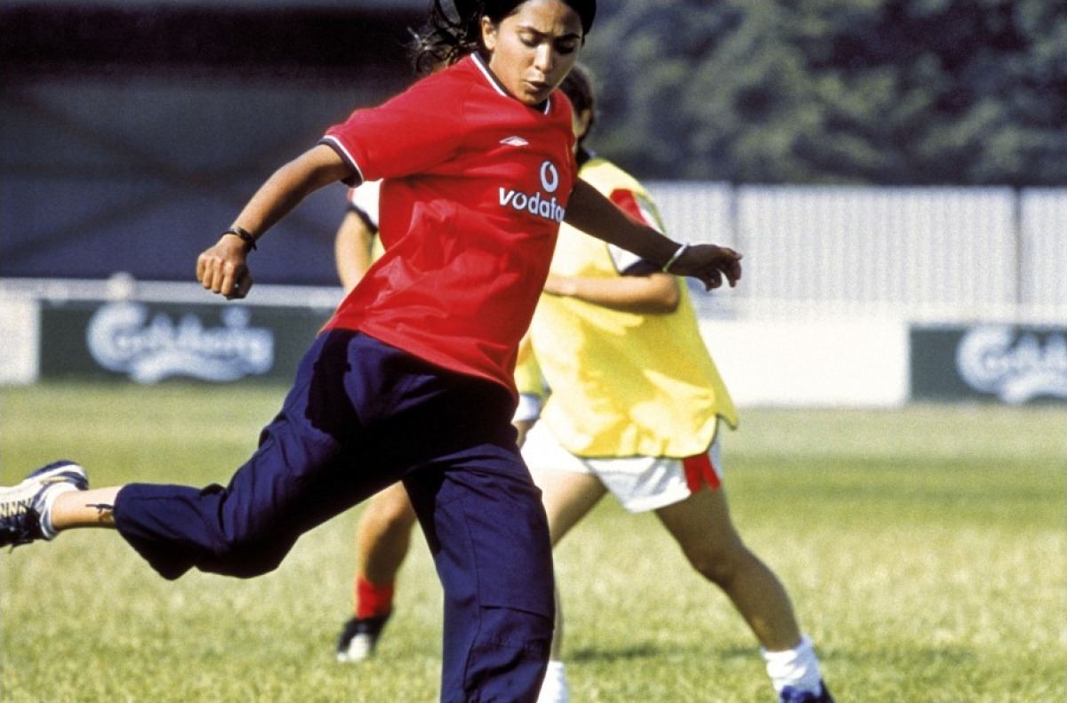 Кадры из Играй, как Бекхэм (2002)