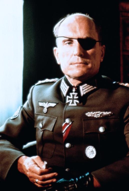 Кадры из Орел приземлился (1976)