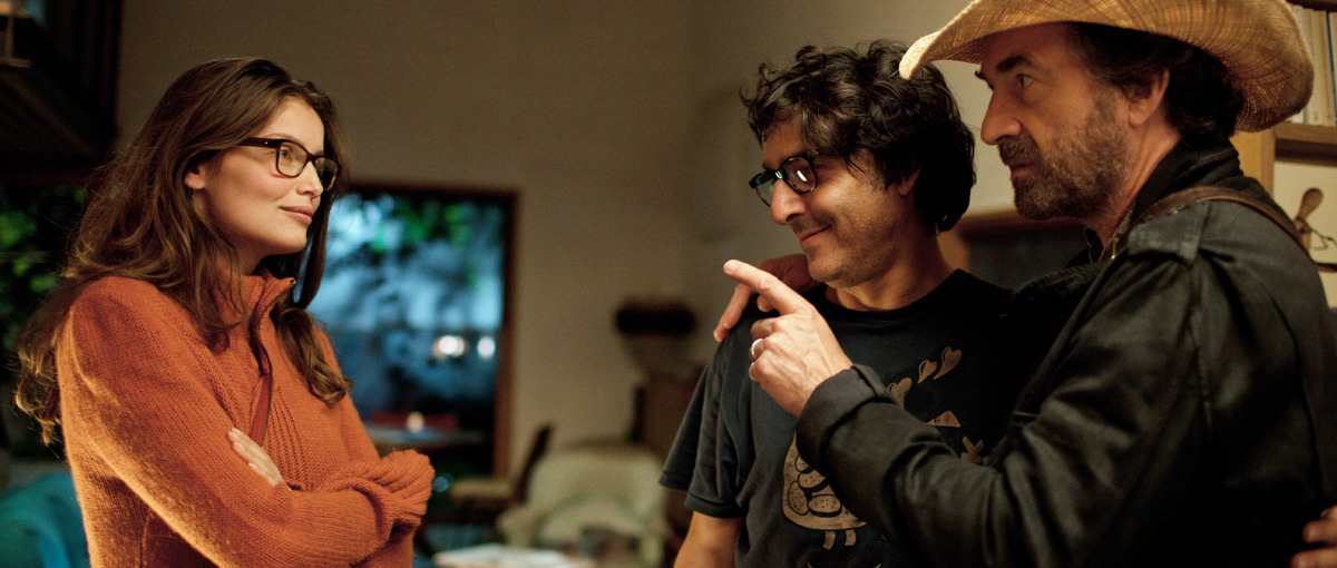 Кадры из Не входить, мы не одеты (2012)