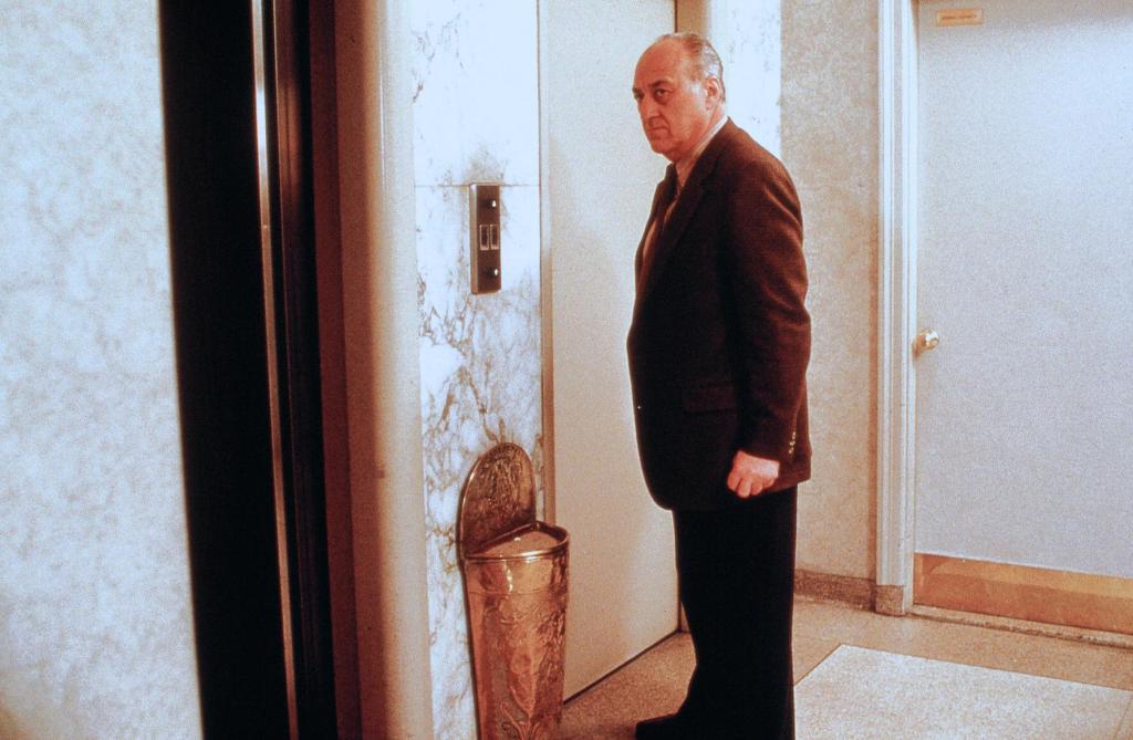 Кадры из Загадочное убийство в Манхэттэне (1993)