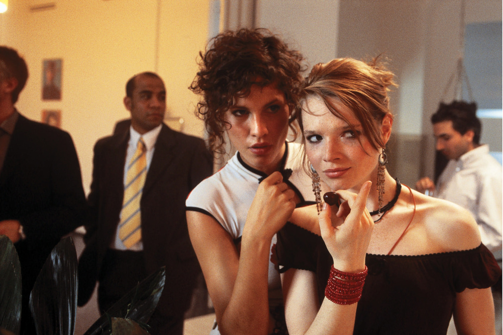 Кадры из Девочки снова сверху (2004)