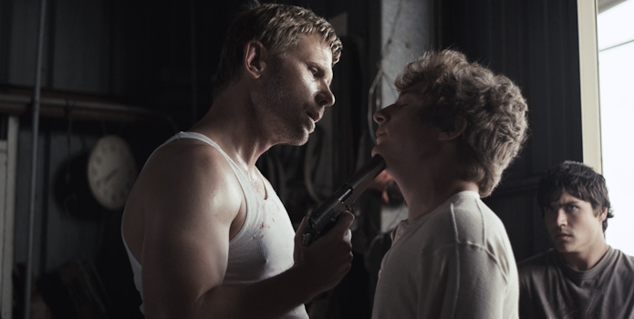 Мы должны выбраться из этого места (2013)