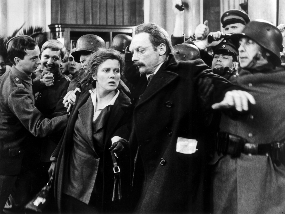 Кадры из Роза Люксембург (1986)