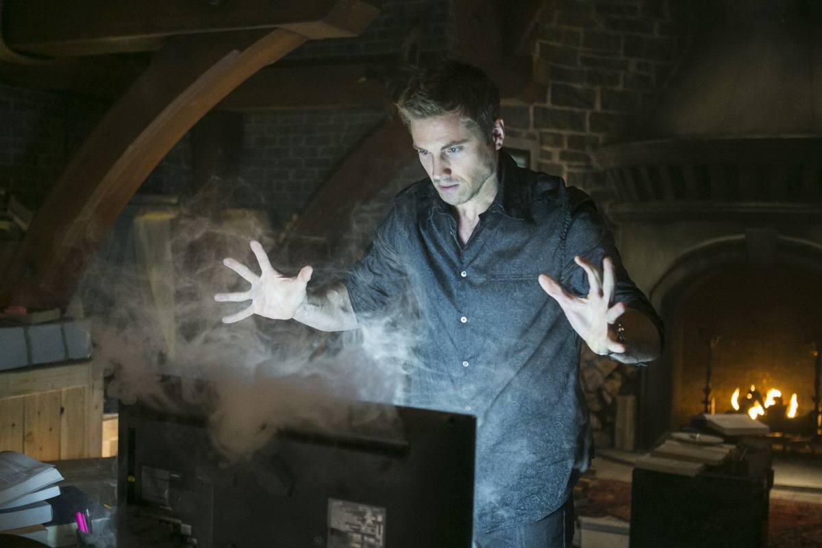 Кадры из Ведьмы Ист-Энда (2013)