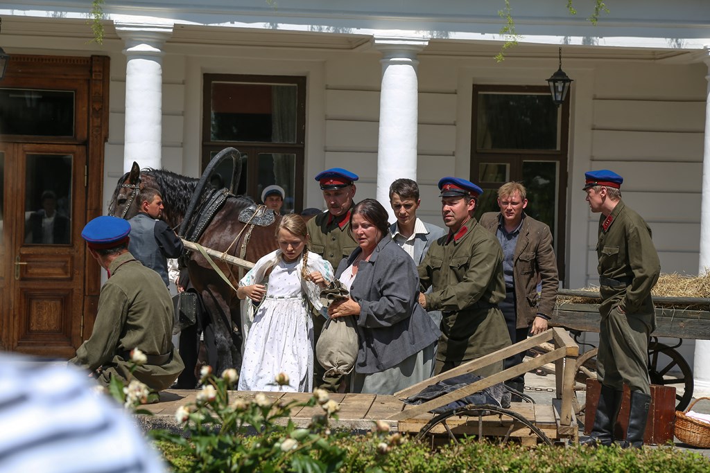 Кадры из Зови меня мамой (2020)