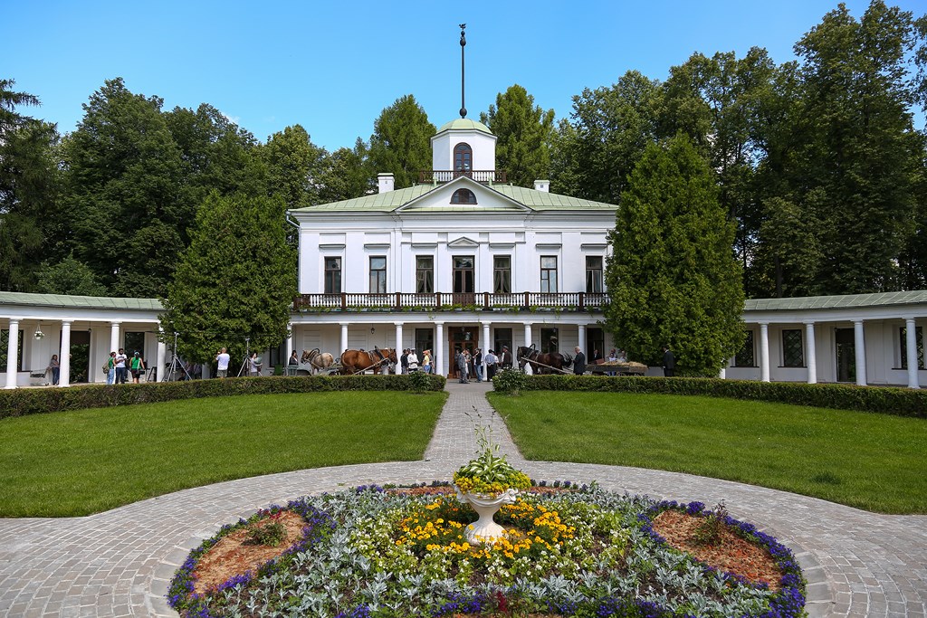 Кадры из Зови меня мамой (2020)