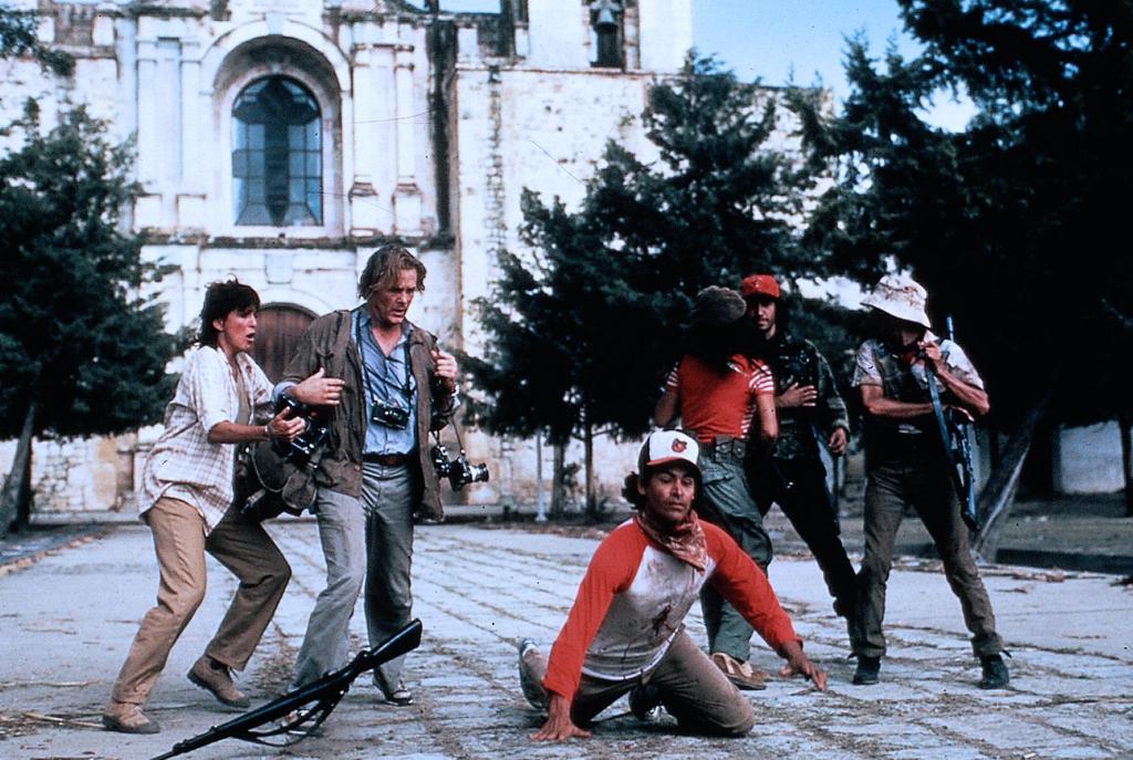 Кадры из Под огнем (1983)